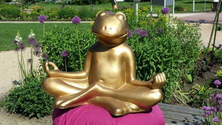 Meditierender Frosch, golden